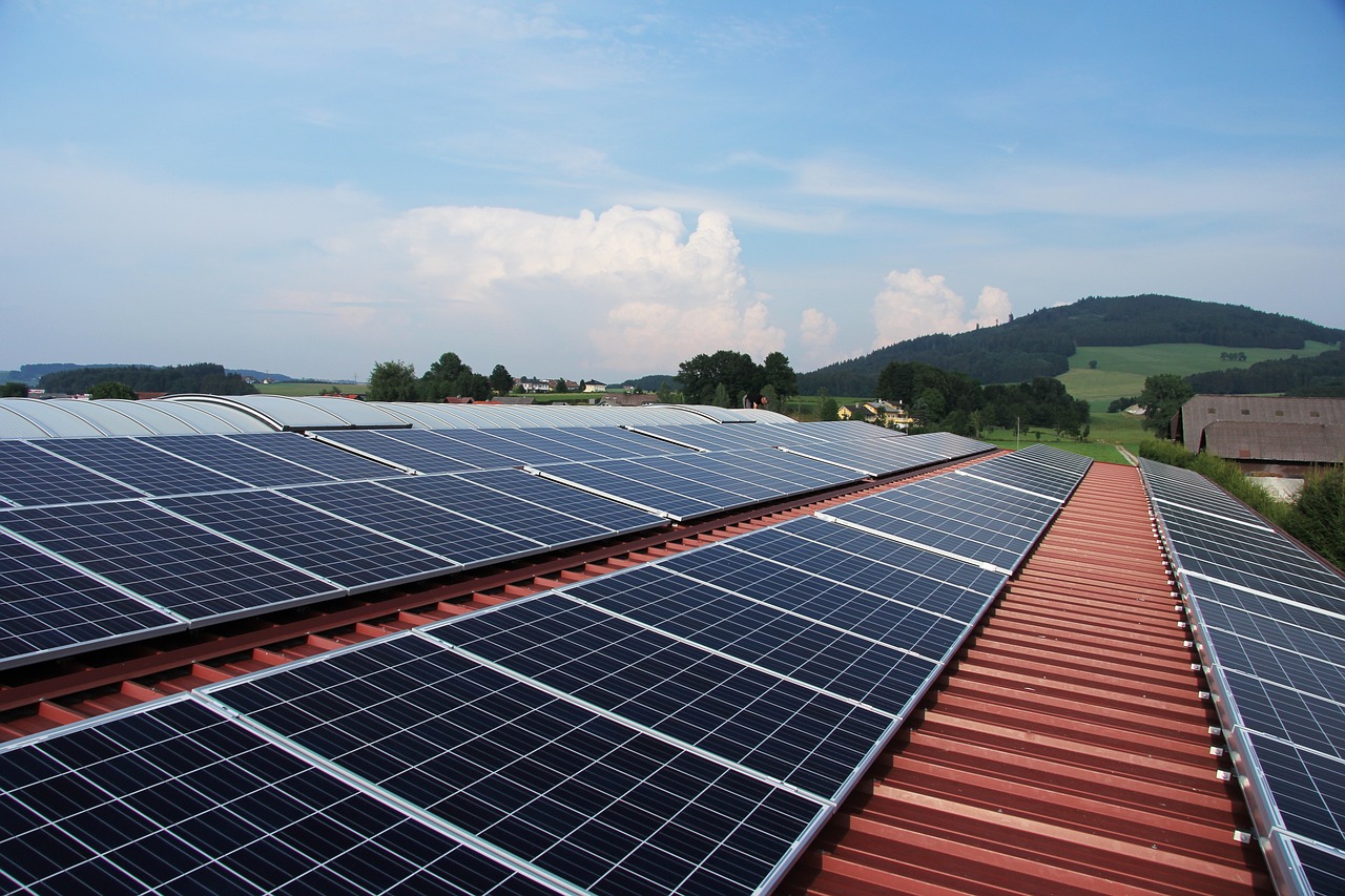 Dach mit Photovoltaik-Modulen